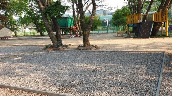 놀이터 옆 파쇄석 자리